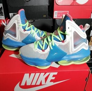 NIKE AIR LEBRON 19 WOMEN US SIZE 7.5 WORE 3 TIMES ONLY NO BOX DUE ITS DAMAGED